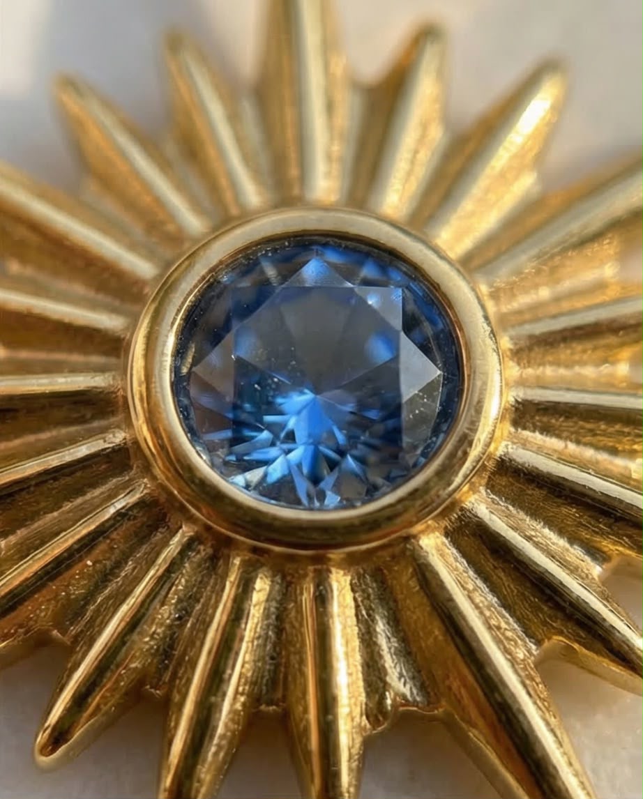Kette mit Sonnenanhänger mit blauem Zirkonia